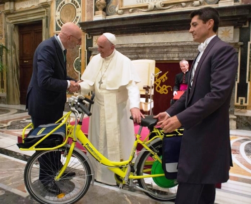 Папа Римський отримав у подарунок електричний велосипед.(ФОТО)